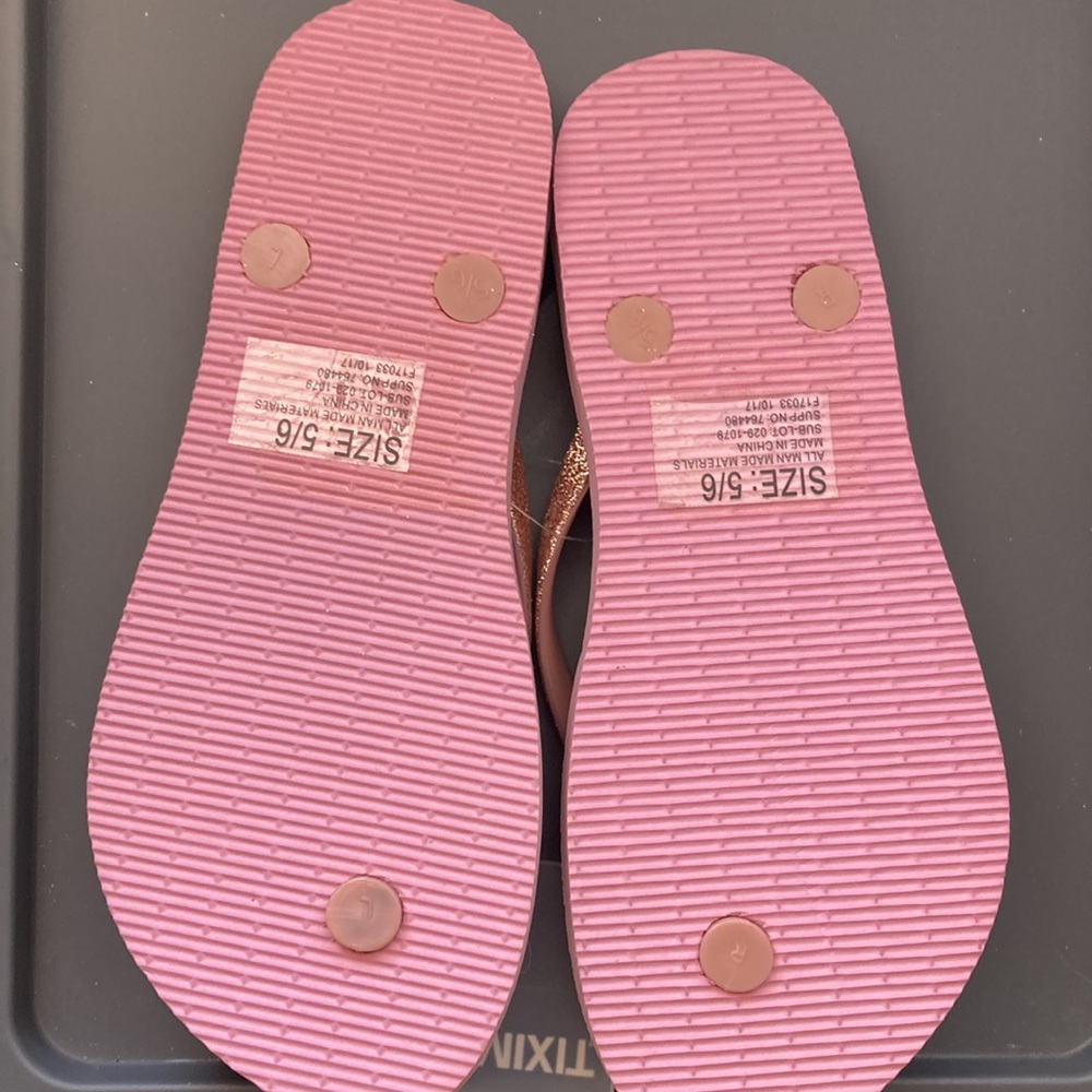 NWT ROSE GOLD GLITTER FASHION FLIP FLOPS - Picture 2 of 3